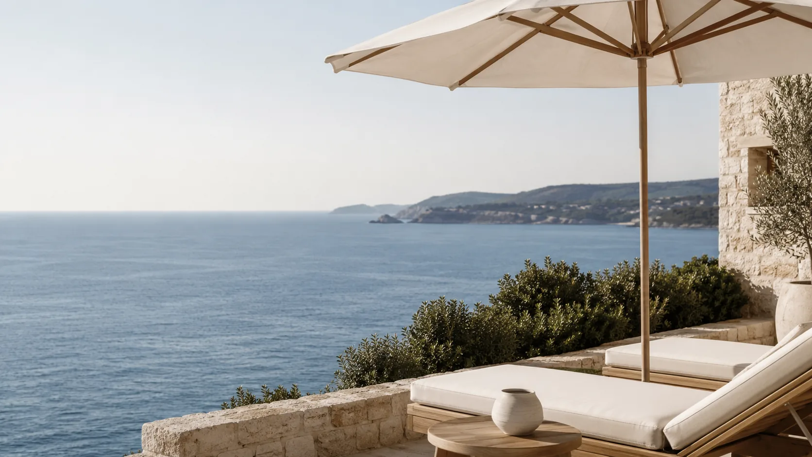 Dettaglio di terrazza sul mare in stile mediterraneo